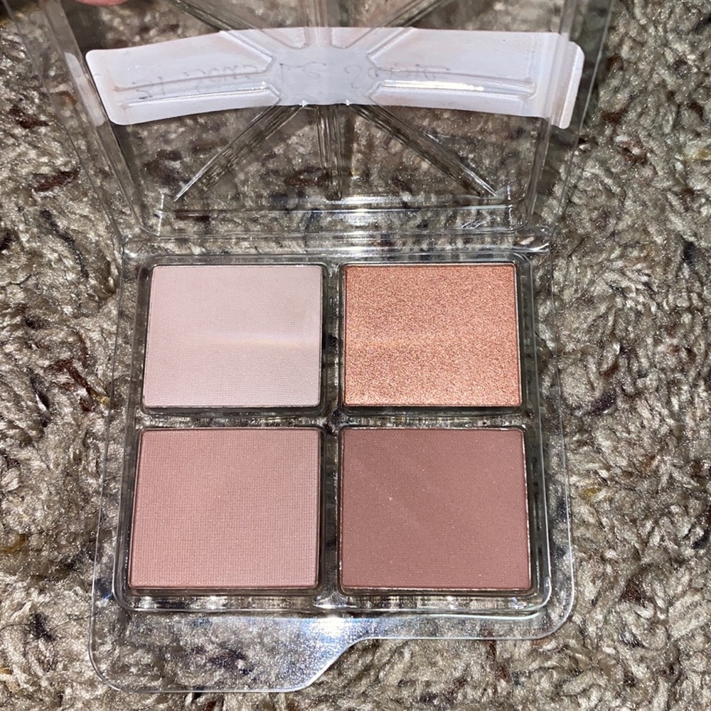 NWOB Tom Ford Shadow quad -Sous Le Sable
Never used
No box
Sold in pan